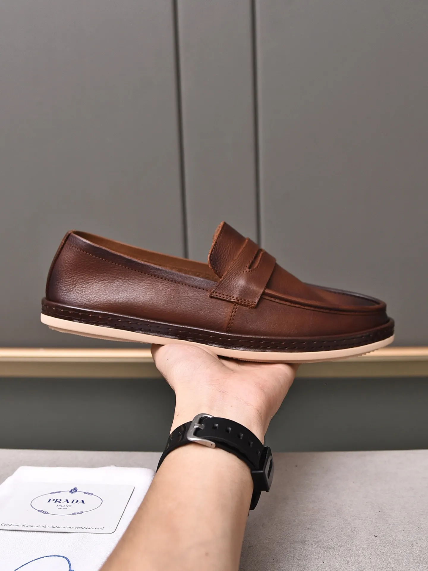 👟👟👟Men's Men's Shoes💰P460 [Artificial Rubbing Color]🆕🔥New Updates🔥👟PRADA (Prada) new products are released, imported soft cowhide, fashionable to allow air to penetrate the entire shoe, awesome shoes [strong] bring extremely comfortable and breathable feeling! Beautiful inside and out! Exquisite workmanship, top-grade cowhide material, 😌Size: 38~44, single color choice.